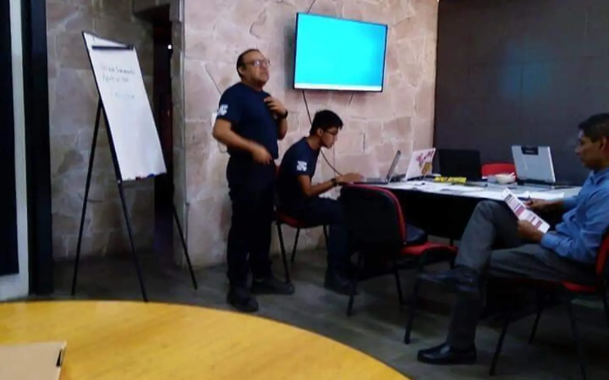 Bomberos de Tequisquiapan participan en cursos de prevenci_n de riesgos industriales.